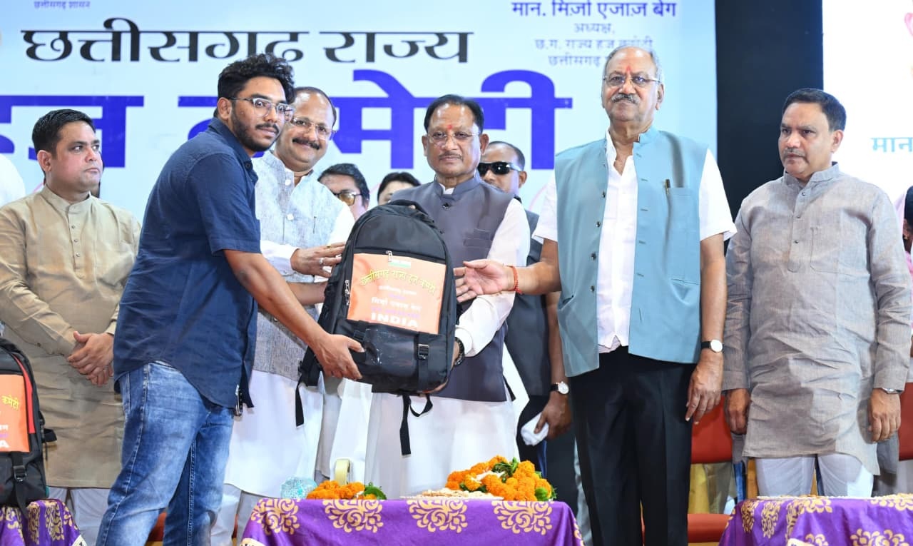 CM Vishnu Deo Sai News: हज यात्रा पर जाएंगे छत्तीसगढ़ के इतने लोग, पहली बार सरकार की ओर से मिली ट्रेनिंग, सीएम साय ने मेडिकल किट बांटकर दी शुभकामनाएं