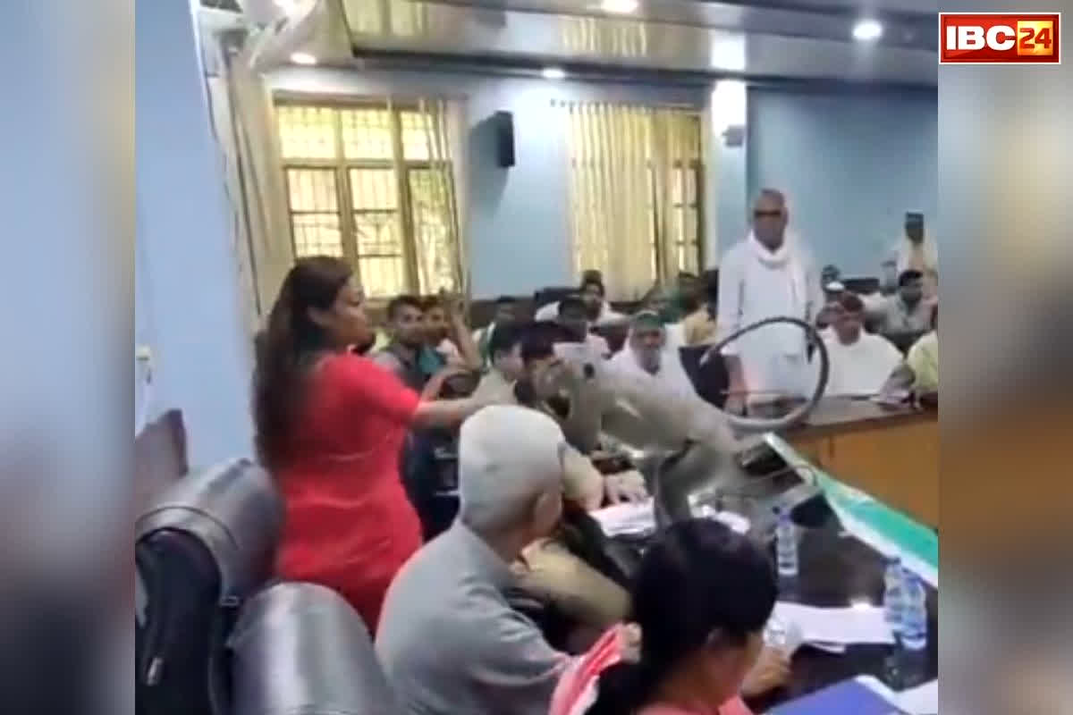 IAS Asmita Lal Viral Video: कलेक्टर के हाई-लेवल मीटिंग में लंगूर ‘मटरू’ की सरप्राइज एंट्री.. हक्के-बक्के रह गये दूसरे अफसर.. फिर सामने आया एनिमल-लवर वाला एंगल, देखें Video