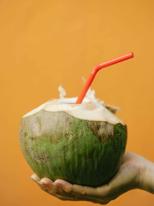 Coconut Water Benefits: गर्मी में नारियल पानी क्यों है सुपरड्रिंक?  इसके विटामिन्स जानकर चौंक जाएंगे!