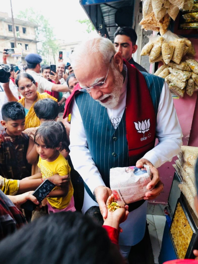PM Modi Jhalmuri Tweet : रैलियों के बीच PM मोदी ने चखा 'झालमुड़ी' का स्वाद,  झारग्राम से वायरल हुई ये तस्वीर