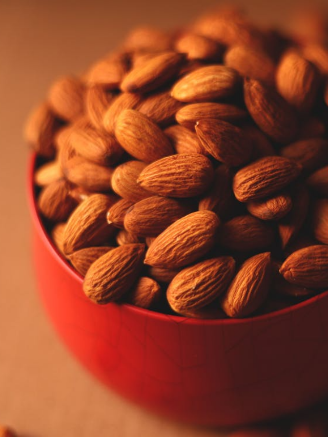 Benefits of Soaked Almonds : बादाम खाने का सही तरीका! छिलका उतारकर खाने से शरीर में होंगे ये 8 चमत्कारी बदलाव