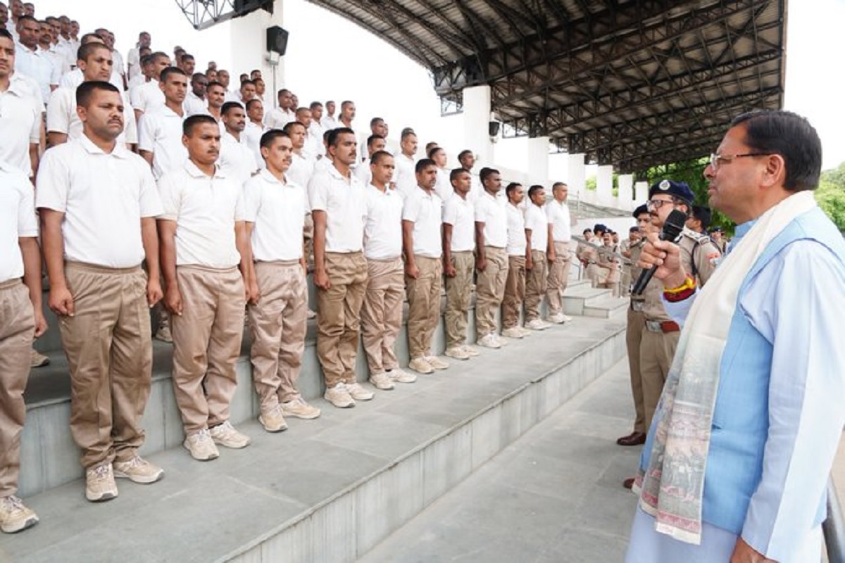 CM Pushkar Singh Dhami News: पुलिस लाइन में ट्रेनिंग ले रहे कांस्टेबलों से सीएम धामी ने की मुलाकात, दिए कानून व्यवस्था और जनसेवा के महत्वपूर्ण टिप्स