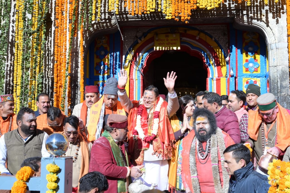 Kedarnath Dham 2026: वैदिक मंत्रोच्‍चार के बीच खुले केदारनाथ धाम के कपाट, CM धामी ने की पीएम मोदी के नाम की पूजा, हेलीकॉप्टर से हुई पुष्प वर्षा
