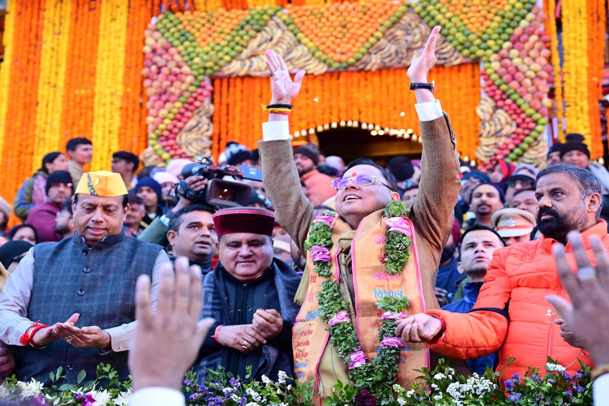 Badrinath Temple: बद्रीनाथ का कपाट खुलते ही गूंजा पूरा धाम, CM धामी ने की पहली पूजा, देश-विदेश से पहुंचे 15 हजार श्रद्धालु ने की दर्शन