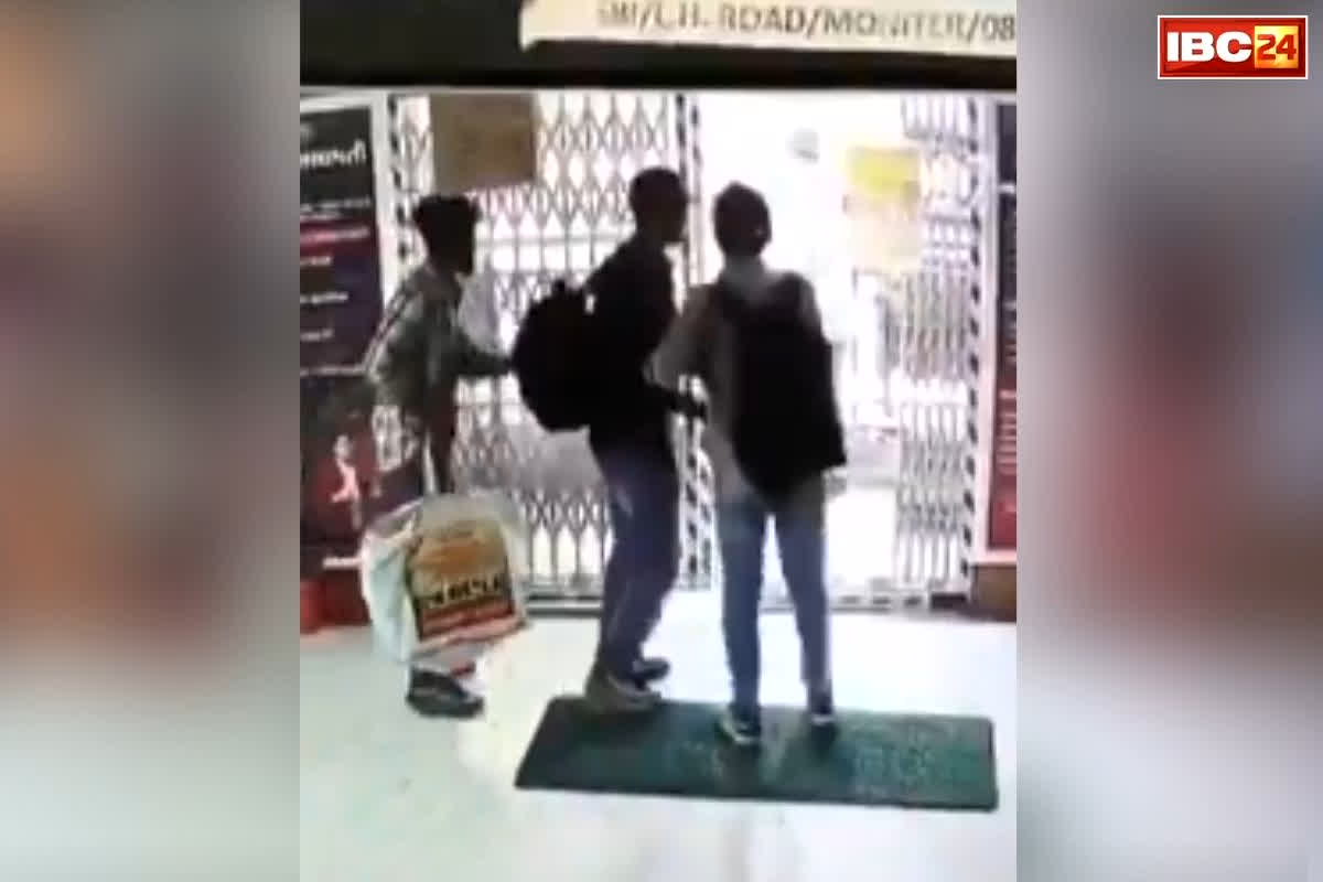 Surat Bank Robbery News: दिनदहाड़े SBI बैंक में घुसे इतने हथियारबंद बदमाश, 50 लाख की लूट से मचा हड़कंप, CCTV फुटेज में जो दिखा…