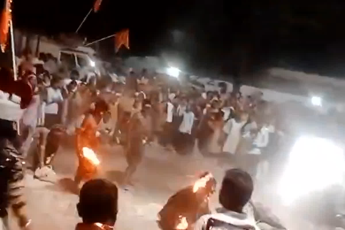 Korba Viral Video: हनुमान जयंती कार्यक्रम के दौरान हादसा, करतब दिखाते समय महिला समेत तीन लोग आए आग की चपेट में, हैरान कर देगा वायरल हो रहा वीडियो