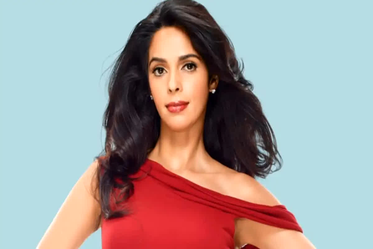 Mallika Sherawat News: 62 साल के इस एक्टर को डेट कर रही मल्लिका शेरावत! क्या गुपचुप तरीके से कर ली सगाई? वायरल तस्वीरें देख फैंस के उड़े होश