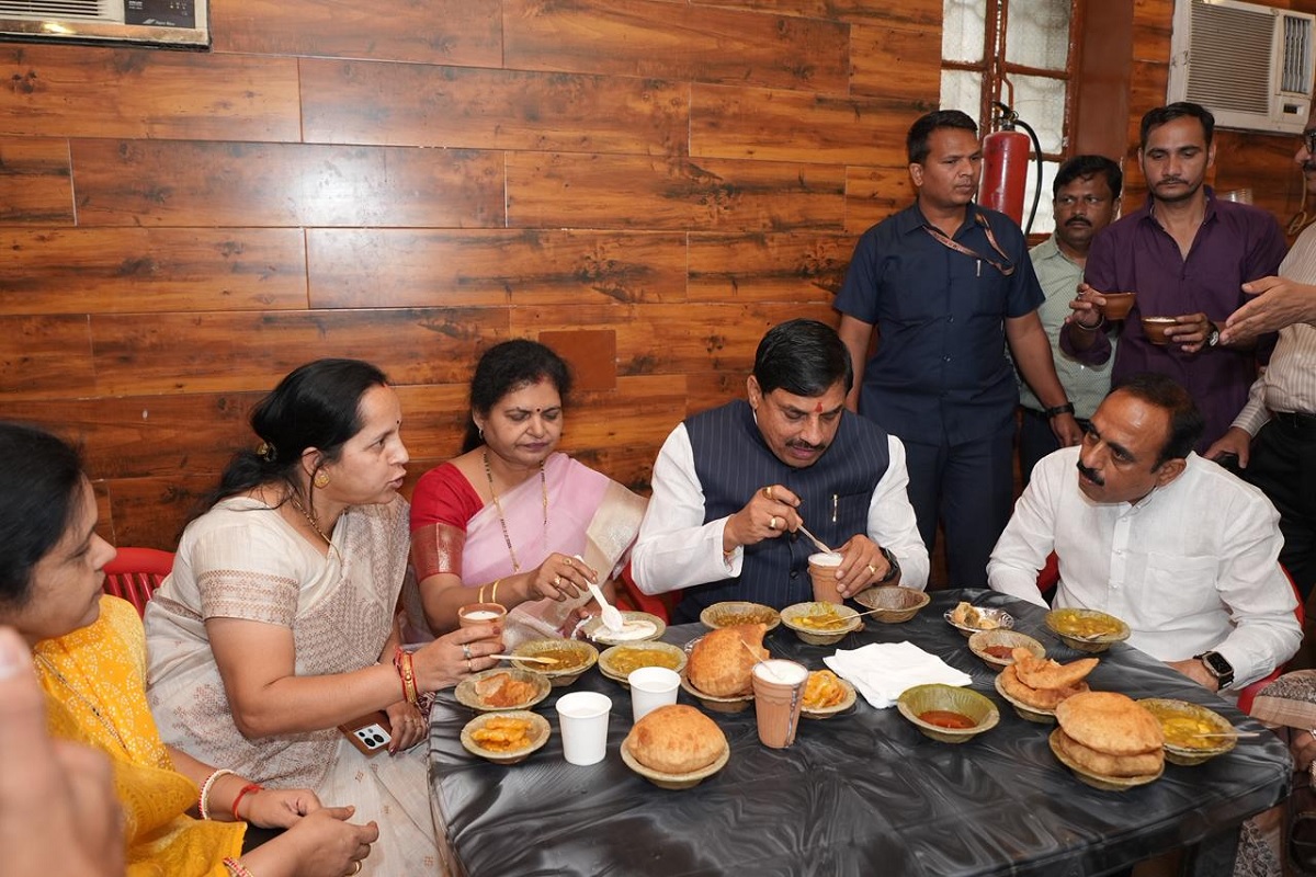 MP News: CM मोहन का अनोखा अंदाज, अचानक श्रीराम भंडार पर रुका काफिला, लिया मशहूर कचौड़ी और पूरी-राम भाजी का स्वाद, देखें वीडियो