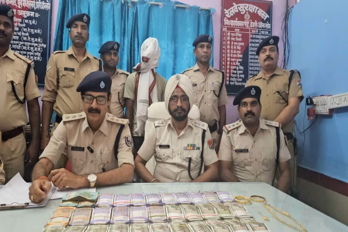 Singrauli Bank Robbery Case: बैंक डकैती मामले का मास्टरमाइंड गिरफ्तार, पुलिस को आरोपी के पास से मिली ये चीजें, देखकर उड़े सबके होश