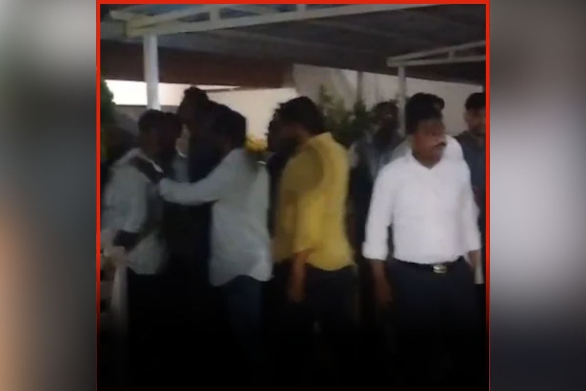 Congress Leader Murder News: कांग्रेस नेता की हत्या, घर में घुसकर अज्ञात लोगों ने उतारा मौत के घाट, पूरे इलाके में दहशत का माहौल