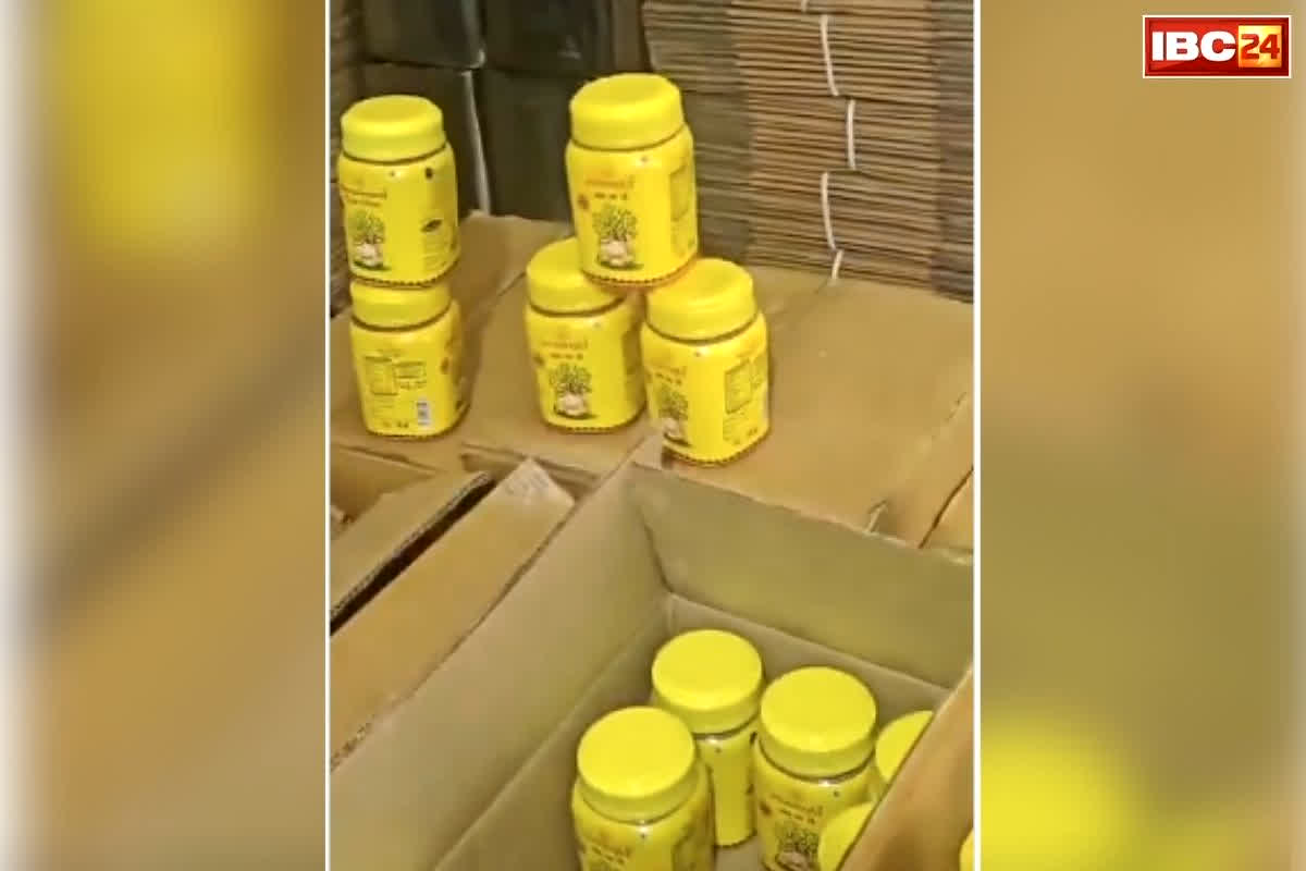 Fake Ghee News: कहीं आपने भी तो नहीं खरीद लिया ये फर्जी सामान? नकली पनीर और शहद के बाद अब इस जगह से 400 किलो नकली घी बरामद, जानिए कैसे बन रहा था जहर!