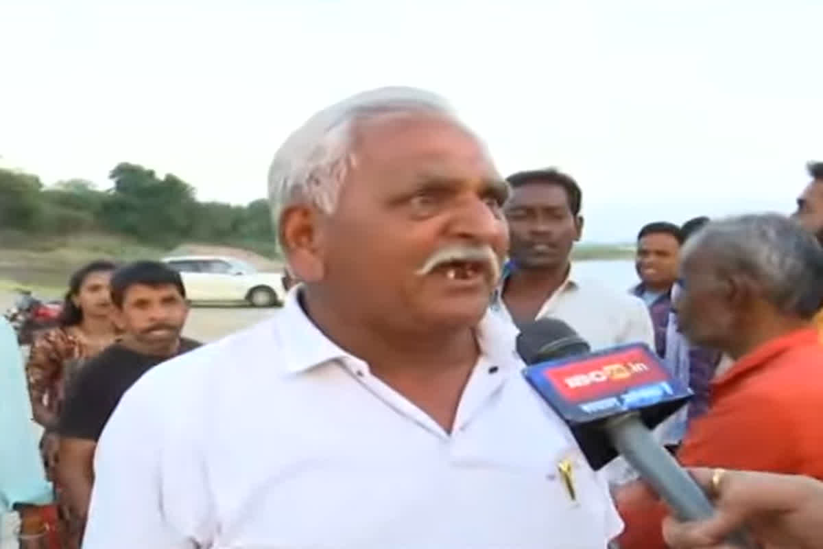 Narmada River Milk Controversy News: नर्मदा में 11 हजार लीटर दूध बहाने को लेकर शुरू हुई बहस, सवालों पर भड़का बुजुर्ग, कह दिया कुछ ऐसा कि सुनने वाले भी हो गए हैरान