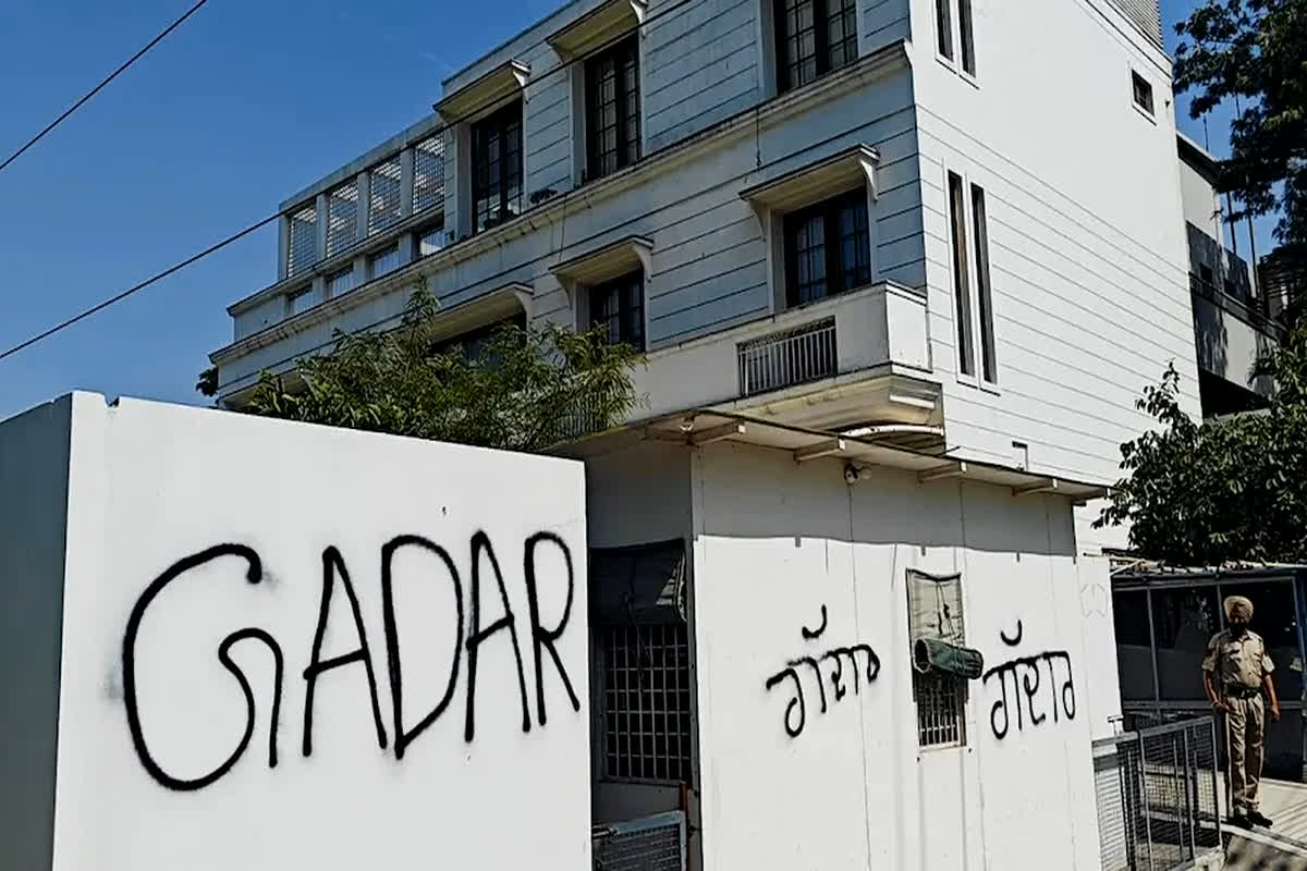 Vande Bharat: ‘आप’ जो गए ‘गद्दार’ कहलाए.. अपनों ने ही तोड़ी केजरीवाल की आस, क्या यह वाकई ‘विलय’ है या सिर्फ एक सियासी दगाबाजी?