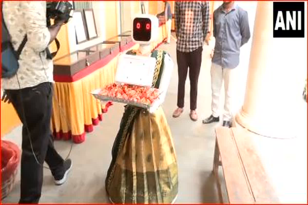 Puducherry Nila Robot: मतदान केंद्र पर मतदाताओं का हुआ अनोखा स्वागत, AI रोबोट बना आकर्षण का केंद्र, वीडियो हुआ वायरल, देखें आप भी..
