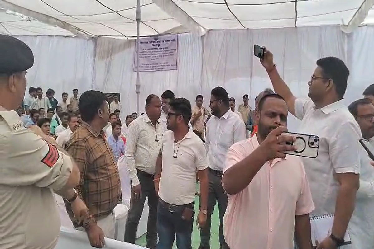 Sakti Protest News: प्रदेश के इस जिले डोलोमाइट की नई खदान का विरोध, जनसुनवाई में फूटा ग्रामीणों और जनप्रतिनिधियों का गुस्सा