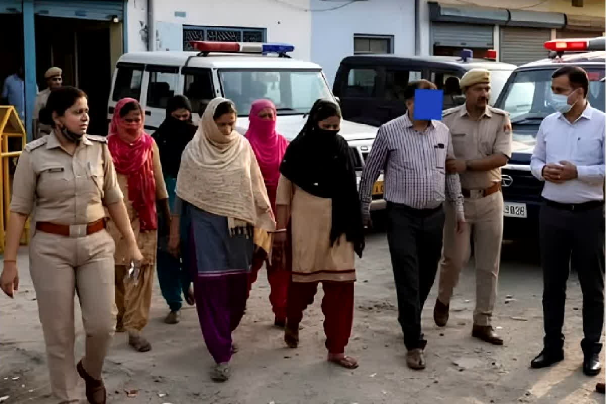 Sex Racket Busted In Muzaffarnagar: होटल में चल रहा था जिस्मफरोशी का खेल, कमरों की हालत देख पुलिस भी रह गई हैरान, एक साथ इतनी महिलाओं को किया गिरफ्तार