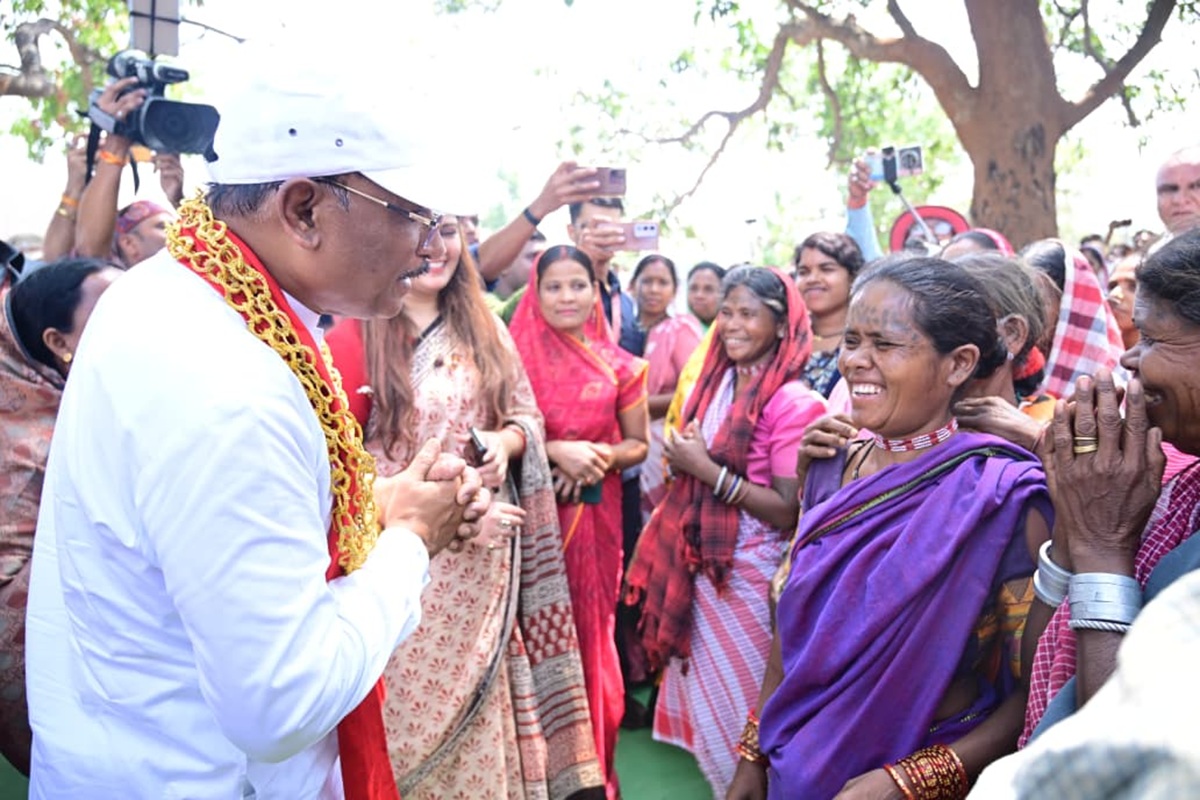 CM Sai Kawardha Visit: सीएम साय ने इस जिले में आम पेड़ नीचे लगाई चौपाल, सुनी लोगों की समस्याएं, पूरी हुई ये मांग तो खिले ग्रामीणों के चेहरे