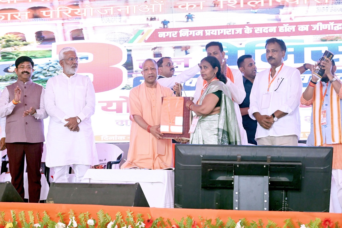 UP News: 400 टन वेस्ट मटेरियल से यहां तैयार हुई 12 ज्योतिर्लिंगों की प्रतिकृतियां, नवनिर्मित सदन हॉल में होगी निगम की बैठकें, सीएम योगी ने किया लोकार्पण