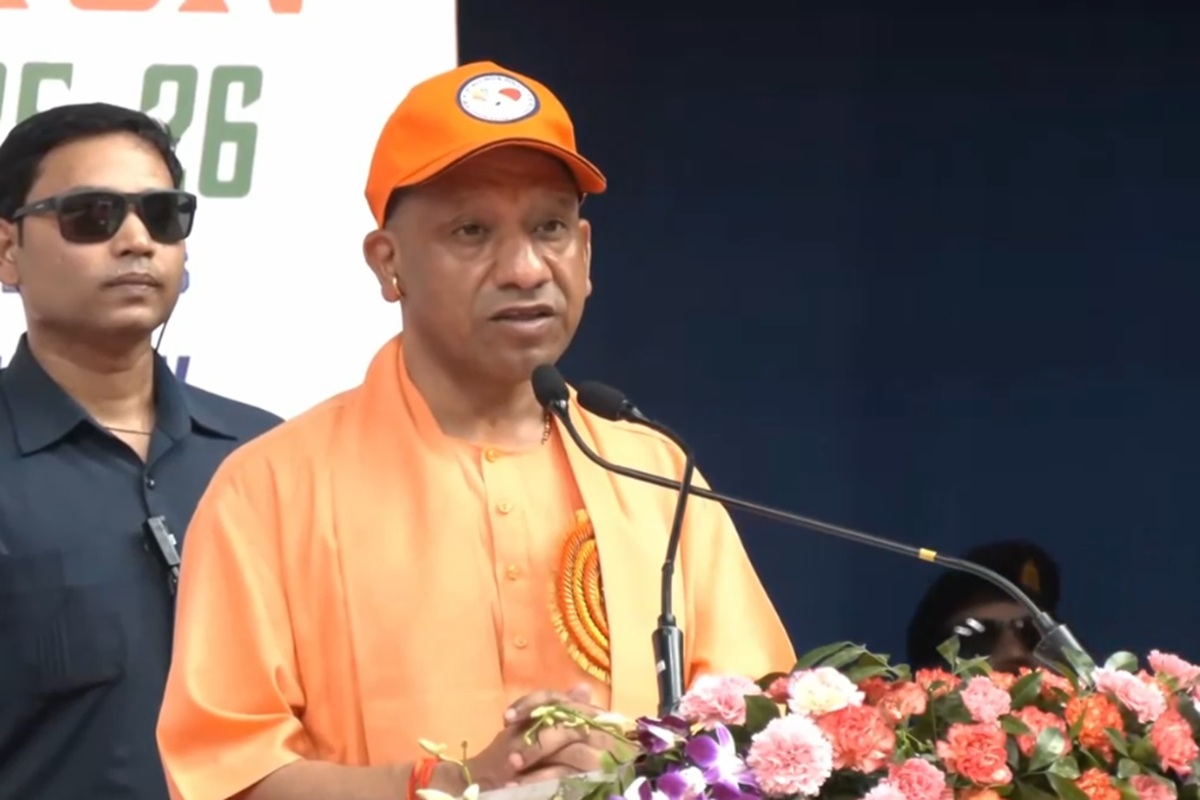 UP News: पुलिस बैडमिंटन क्लस्टर प्रतियोगिता का सीएम योगी ने किया शुभारंभ, कोर्ट में उतरकर खिलाड़ियों का किया उत्साहवर्धन, कहा- जितना पसीना बहेगा, जीत उतनी ही बड़ी होगी