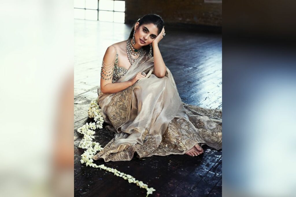 इस आउटफिट को 50 से ज्यादा कारीगरों ने 1200 घंटों से ज्यादा समय में तैयार किया है, जिसमें टेक्सटाइल मास्टरी , जूलरी क्राफ्ट्समैनशिप और ट्रेडिशनल टेक्नीक को एक साथ मिलाकर एक अनूठा संगम बनाया गया है