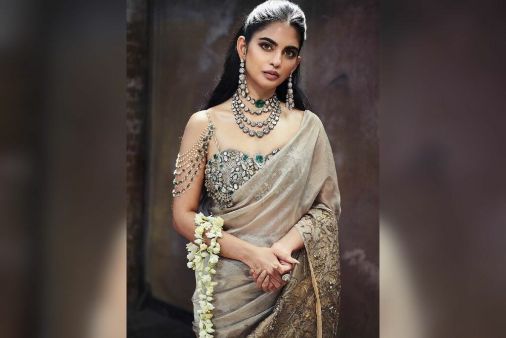 डिजाइनर गौरव गुप्ता ने इंस्टाग्राम पोस्ट में लिखा, "1800 कैरेट से ज्यादा के हीरे, पन्ना, पोल्की और कुंदन के साथ इस ब्लाउज में जड़े हुए हैं, जो इसे इनहेरिटेंस और फॉर्म की एक लिविंग सरफेस में बदल देते हैं