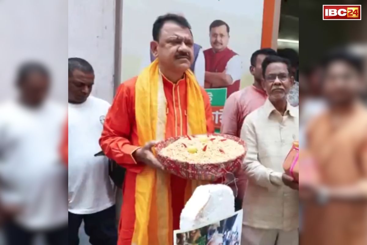 BJP Winning West Bengal Assembly Election: कोलकता में लड्डू और मिठाई नहीं, भाजपा बाँट रही है ‘झालमुड़ी’.. बंगाल में इतिहास बनाने की तरफ बढ़ रही भगवा पार्टी, देखें ताजा रुझान