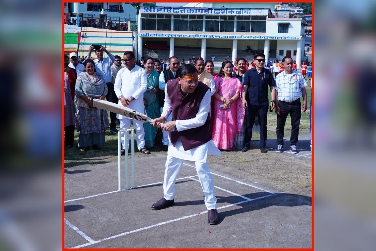 CM Pushkar Singh Dhami: खेल मैदान पर उतरे सीएम धामी, खिलाड़ियों के साथ खेला क्रिकेट, बल्ला थामकर किया स्टेडियम का उद्घाटन