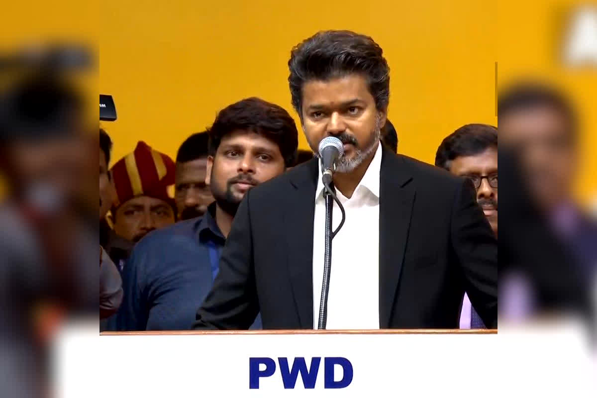 Tamil Nadu Vijay Oath Ceremony : तमिलनाडु में ‘विजय युग’ का आगाज़! 5 दिनों के सस्पेंस के बाद थलापति का भव्य राजतिलक, इन 9 मंत्रियों के साथ संभाली कमान