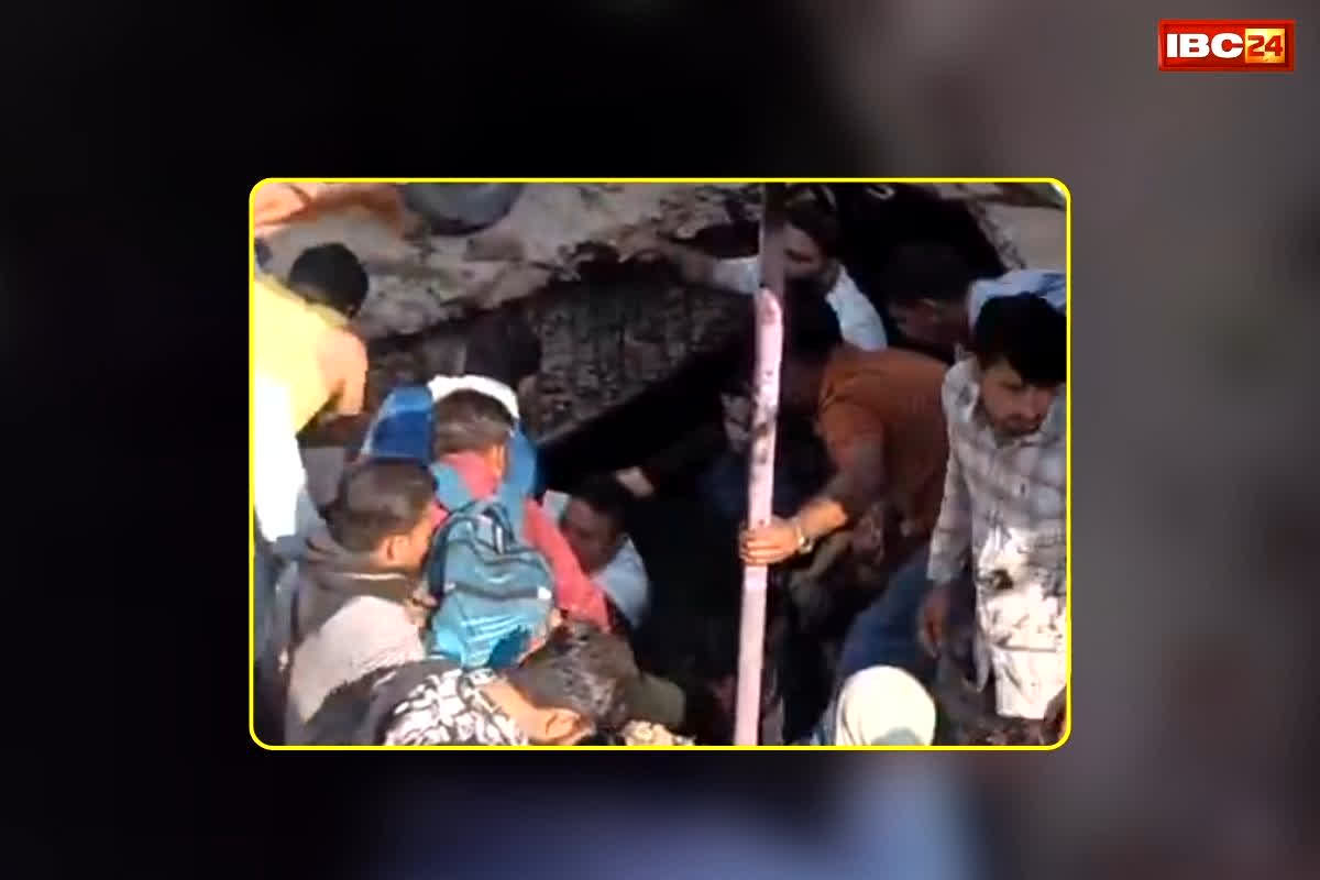 Kanpur B.Ed Entrance Exam Accident: बीएड परीक्षा देने पहुंचे छात्रों के साथ हादसा, स्लैब धंसने से मची चीख-पुकार, देखें वीडियो