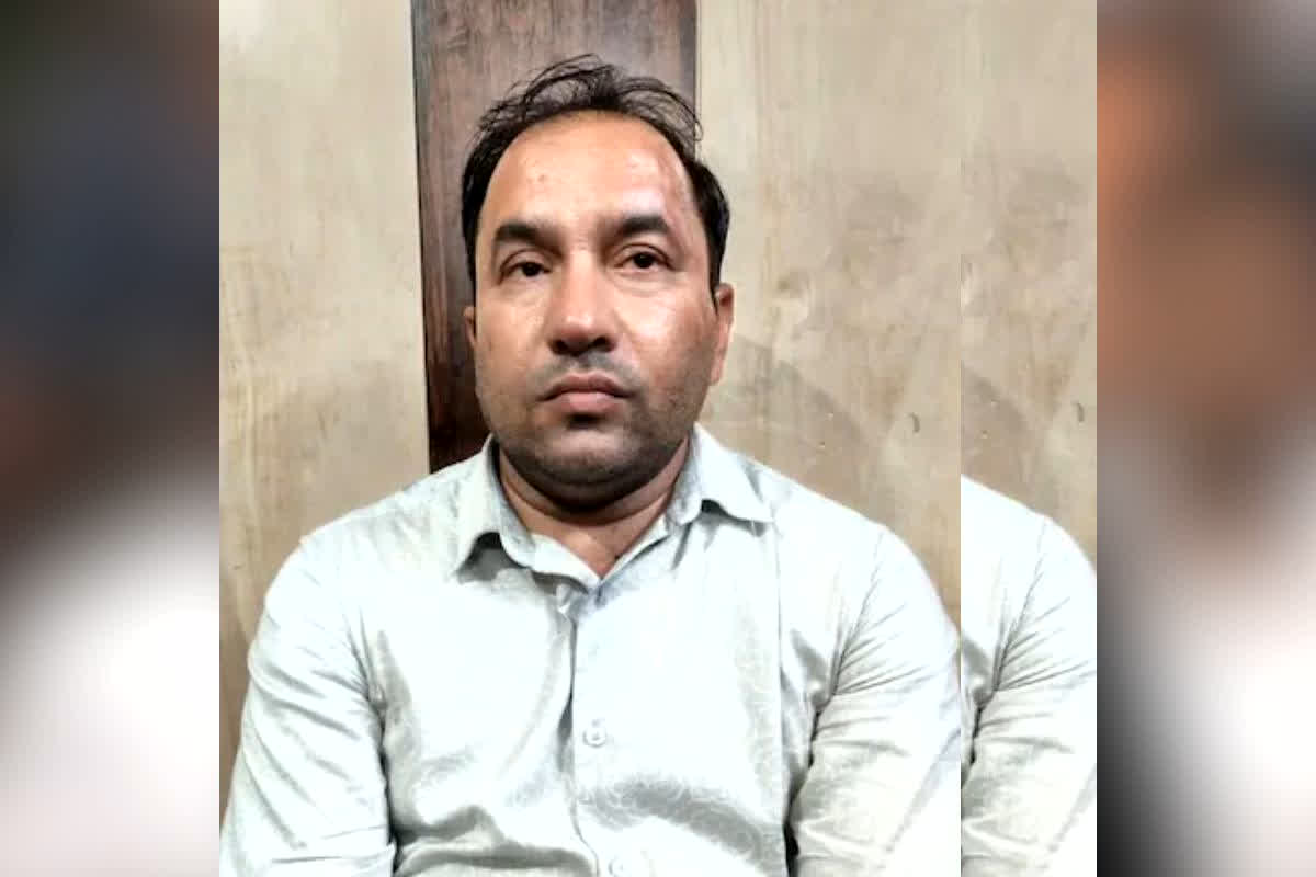 Lucknow University Audio Viral : “डार्लिंग, मैं तुम पर फिदा हूं…” इस यूनिवर्सिटी के प्रोफेसर ने पार की मर्यादा की सारी हदें, जाल में फंसाने के लिए पेपर लीक तक का दिया ऑफर