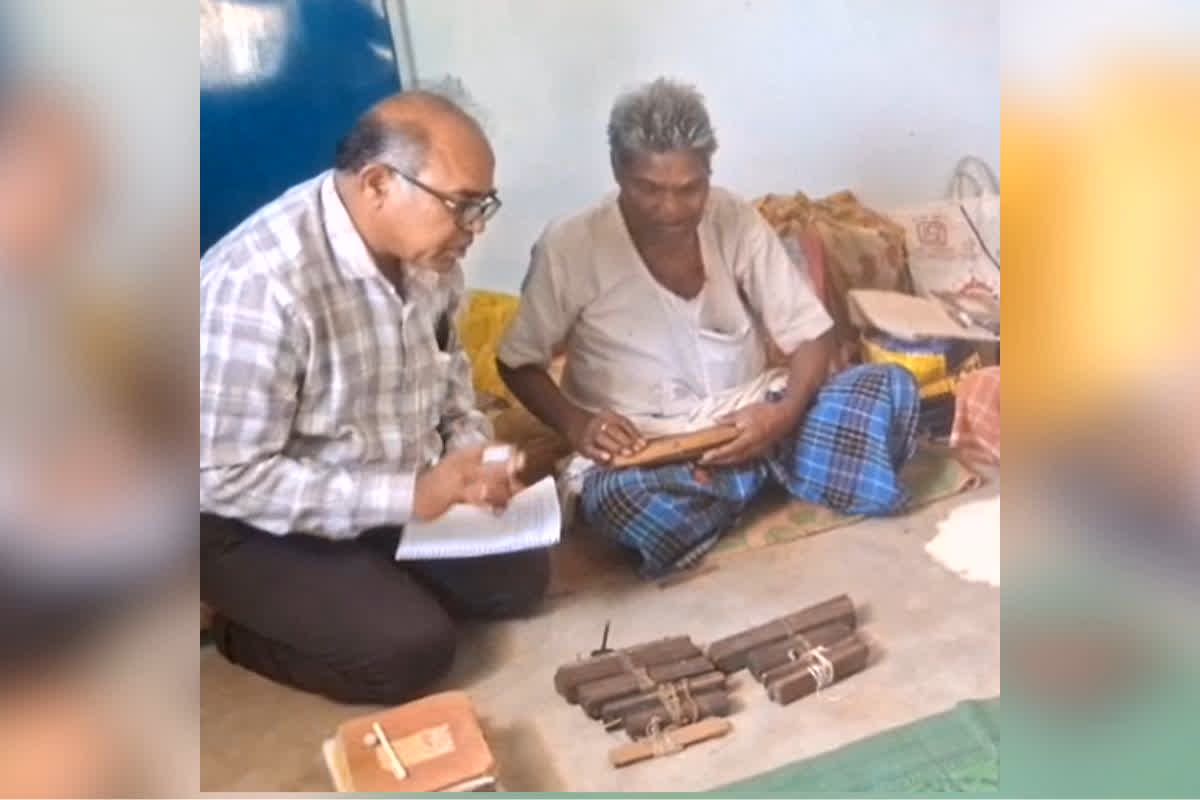 Mahasamund Manuscripts : छत्तीसगढ़ के इस जिले में मिला 300 साल पुराना खजाना! जंगलों में छिपी दुर्लभ पांडुलिपियां, अब ऐप से होंगी डिजिटल