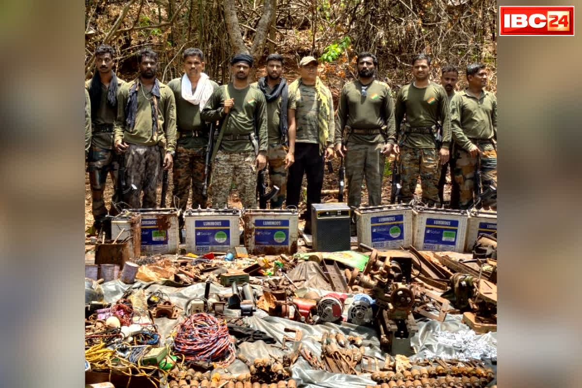Naxalite Arms Dump Recovered: एंटी नक्सल मोर्चे पर पुलिस को मिली बड़ी कामयाबी.. बड़े पैमाने पर जंगल से जब्त हुए हथियार और विस्फोटक, जानें कैसे मिली थी डंपिंग की सूचना