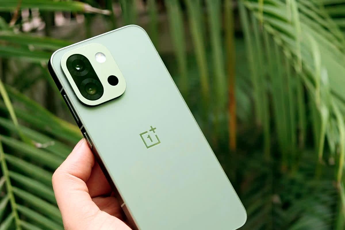 OnePlus 13s Discounts: प्रीमियम फोन पर बंपर ऑफर, ये ऑफर सच में है या सपना? Amazon सेल में OnePlus के इस 5G फोन ने तोड़ दिए सारे रिकॉर्ड