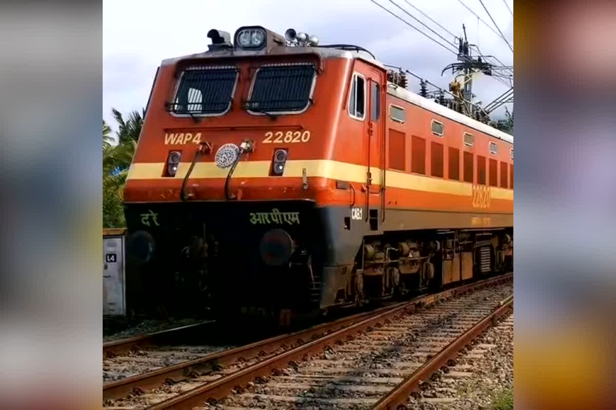 Consumer Court Fines Indian Railway : रेलवे की मनमानी पर कोर्ट का बड़ा प्रहार! कन्फर्म सीट नहीं देने पर भड़का कंज्यूमर कोर्ट, अब यात्रियों को मिलेगा टिकट से 10 गुना भारी मुआवजा