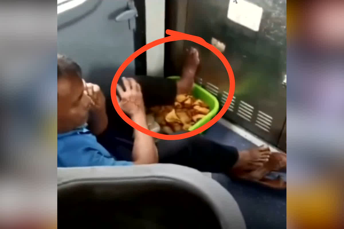 Samosa Tray Viral Video : सावधान! क्या आप भी ट्रेन में मजे से खाते हैं समोसे? सोशल मीडिया पर वायरल  ये घिनौना वीडियो देखकर उड़ जाएंगे होश