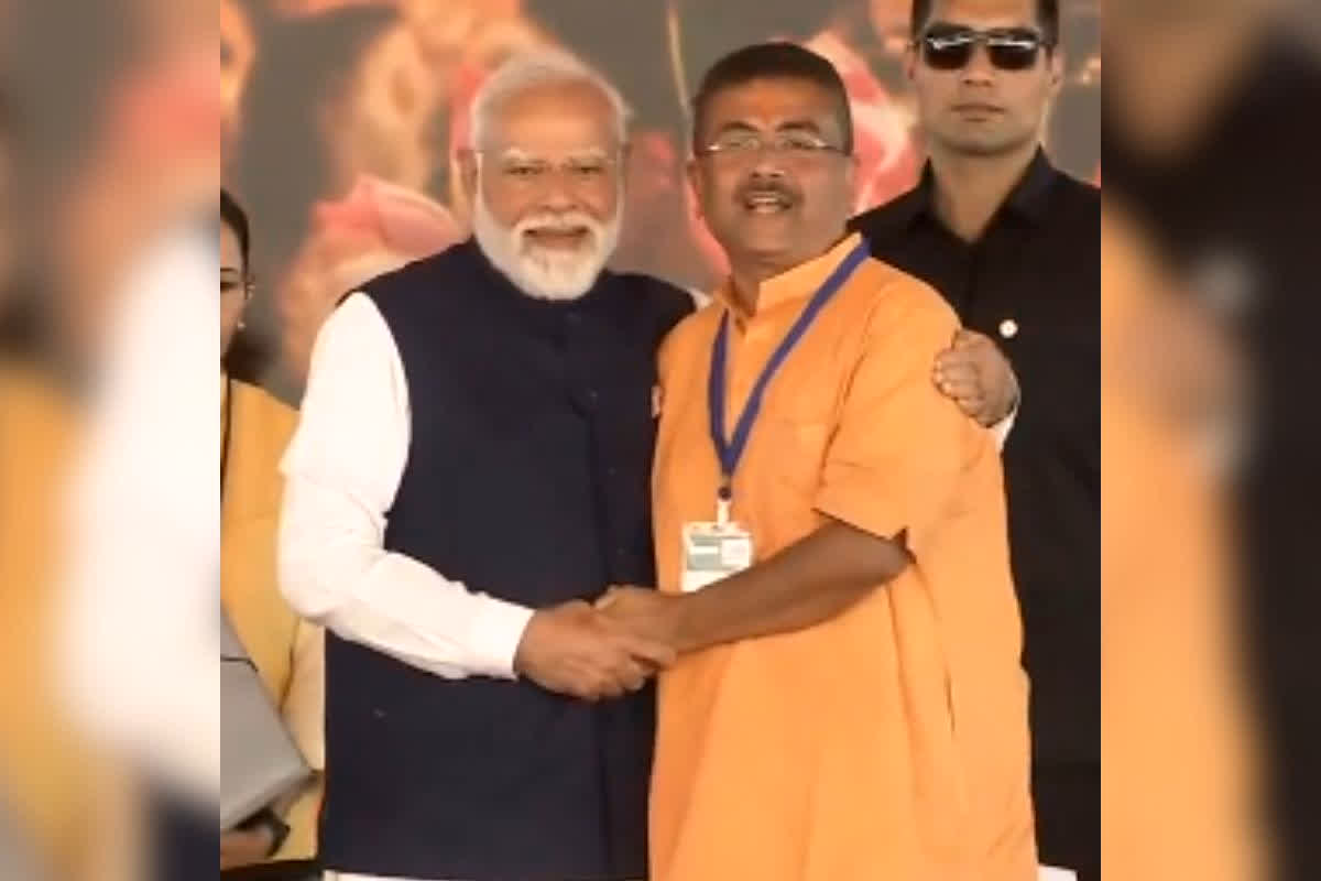Shubhendu Adhikari Oath Ceremony : बंगाल में ‘कमल’ युग का आगाज़! शुभेंदु अधिकारी का ऐतिहासिक राजतिलक, पीएम मोदी की मौजूदगी में इन दिग्गजों ने भी ली मंत्री पद की शपथ