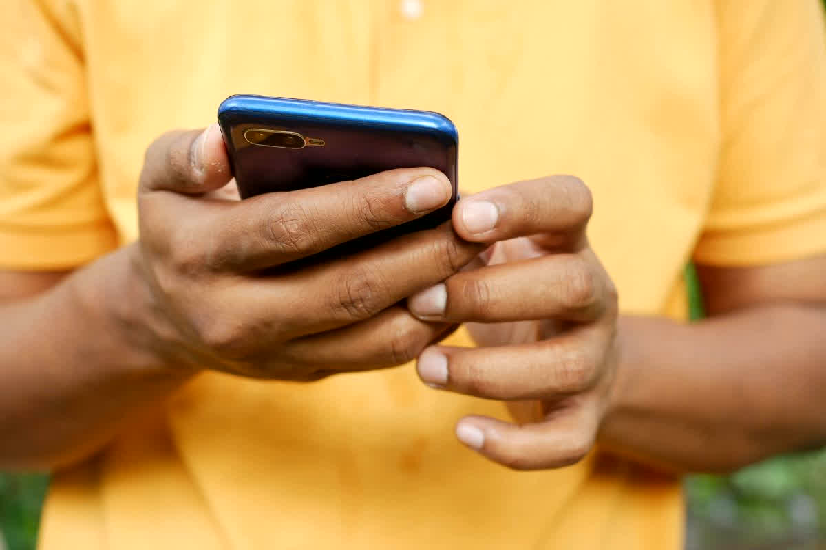 Smartphone Tips: फोन की स्पीड हुई कम और डिवाइस हो रहा है गर्म? कहीं ये आने वाले बड़े खतरे की चेतावनी तो नहीं? सच्चाई जानकर उड़ जाएंगे होश!