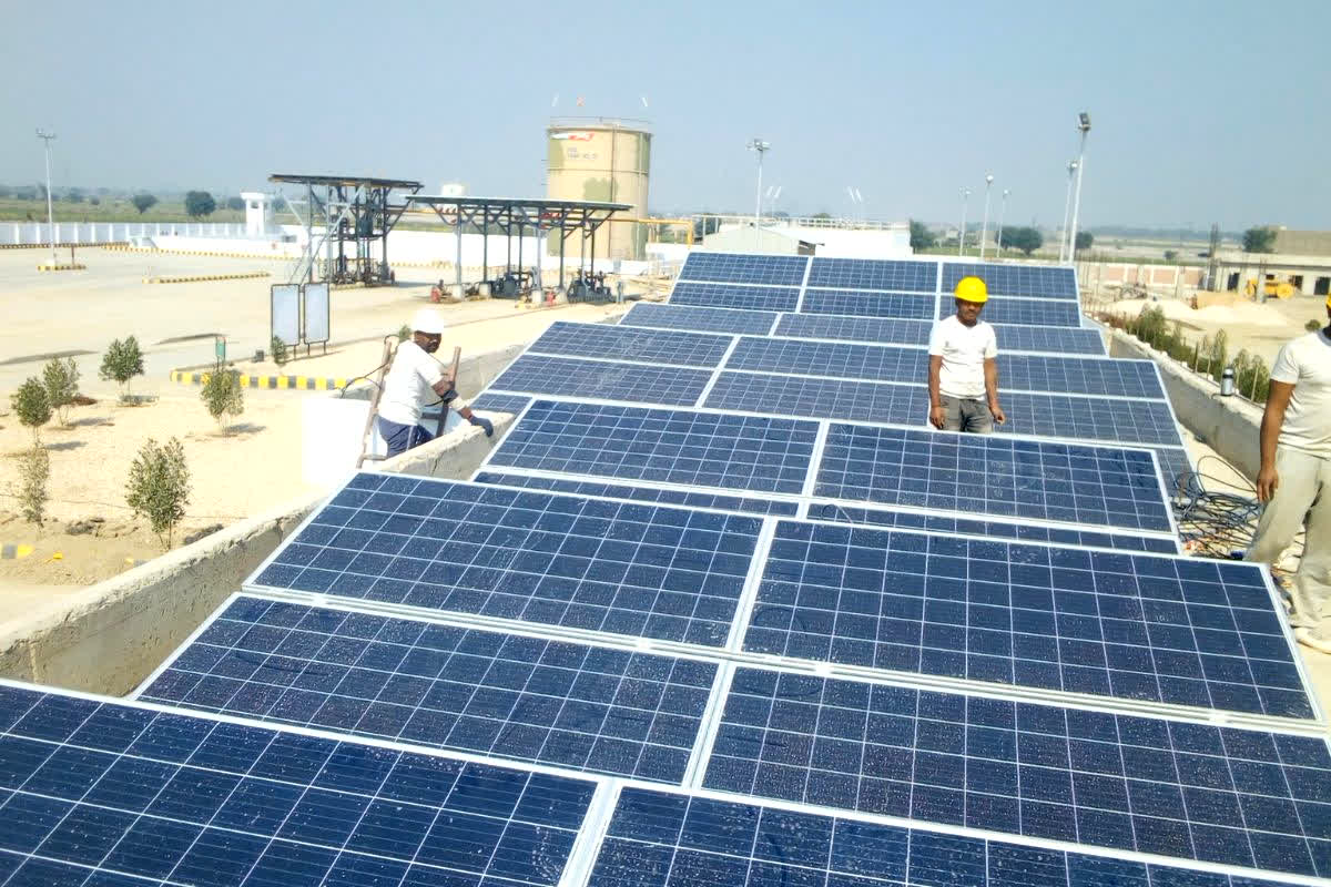 Solar Panel Area: छत छोटी है तो भी क्या लग सकता है सोलर? कितनी जगह चाहिए और कैसे करें सही हिसाब?
