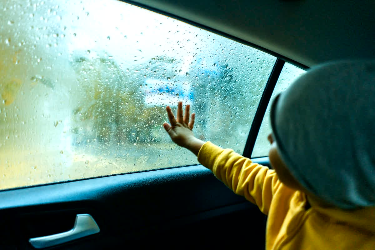 Suffocation Risk Inside Car: अगर गलती से कार में बंद हो जाएं तो क्या होगा? कितनी देर में बन सकती है जानलेवा की स्थिति और क्या है बचने का तरीका?
