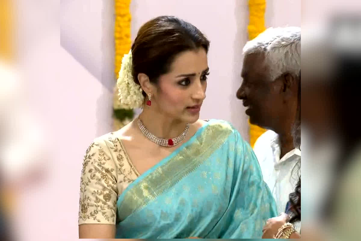 Trisha Krishnan at Vijay Oath Ceremony : जन्मदिन पर जीत का ‘रिटर्न गिफ्ट’! CM विजय के राजतिलक में छाई त्रिशा कृष्णन, शपथ समारोह में अभिनेत्री के रॉयल लुक ने इंटरनेट पर लगाई आग