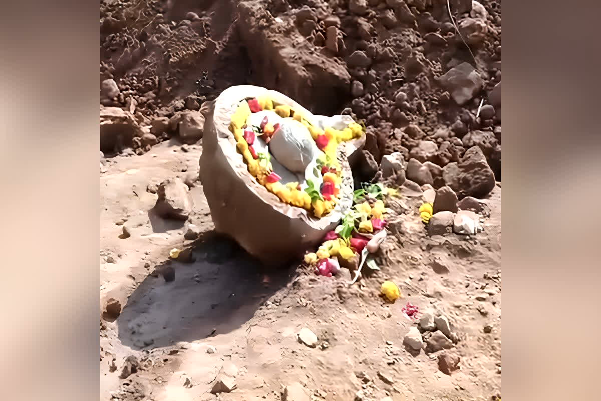 Ujjain Mahakal Temple News :  महाकाल मंदिर में खुदाई के दौरान निकला 1000 साल पुराना रहस्य! गेट नंबर 4 पर मिलीं ये प्राचीन मूर्तियां, देखकर दंग रह गए विशेषज्ञ
