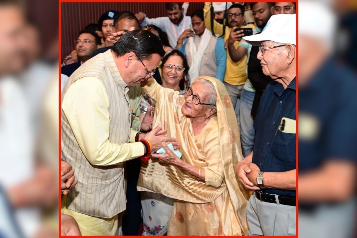 Uttarakhand Hindi News: वरिष्ठ नागरिक सम्मान समारोह में शामिल हुए सीएम धामी, बुजुर्गों का किया सम्मान, कहा-‘रुद्रपुर में बनेगा आधुनिक मॉडल वृद्धाश्रम’