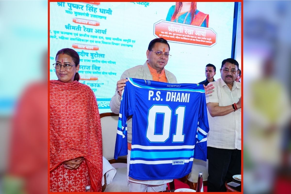Uttarakhand News: हिमाद्रि आइस रिंक की प्रथम वर्षगांठ कार्यक्रम में शामिल हुए सीएम धामी, हॉकी आइस टीम की जर्सी और ‘पे व प्ले’ पोर्टल का किया विमोचन