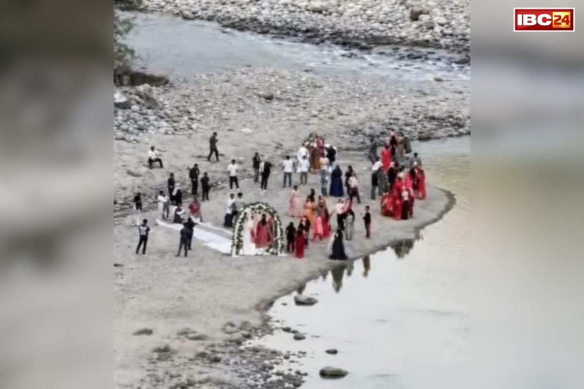 Wedding Ceremony in Cremation Ground: यहां श्मशान घाट में शादी समारोह.. वरमाला से लेकर तेज आवाज में नाच-गाना भी.. अब जिले के कलेक्टर ने दिए जाँच और कार्रवाई के आदेश