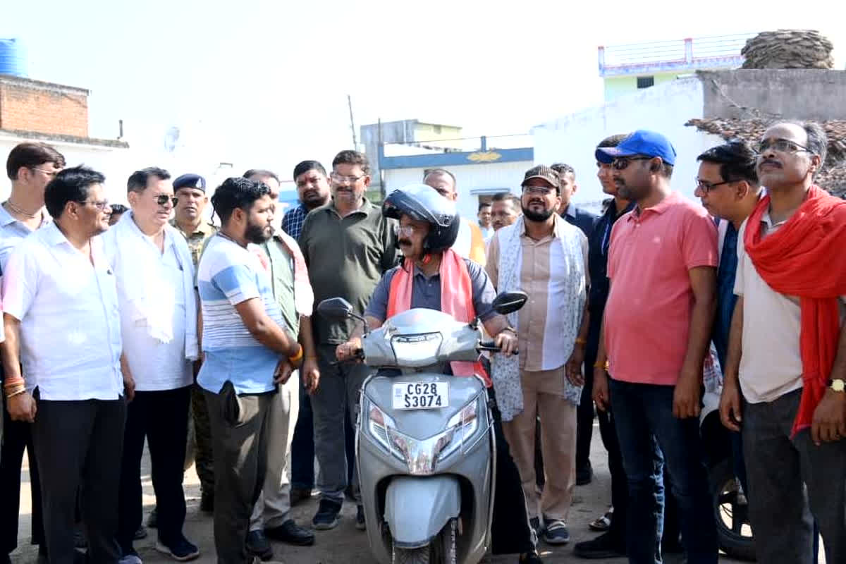 DY CM Arun Sao News: स्कूटी पर सवार होकर नगर भ्रमण पर निकले डिप्टी सीएम, विकास कर्यों का लिया जायजा, महिलाओं और बच्चों से की मुलाकात