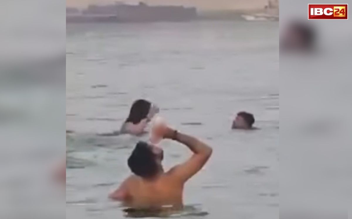 Varanasi Ganga River Beer Drinking Men: बनारस के अस्सी घाट पर गंगा नदी के बीच जनेऊ पहनकर बीयर पीते युवक का वीडियो वायरल, पूछे जाने पर कही ये बात, अब मचा बवाल