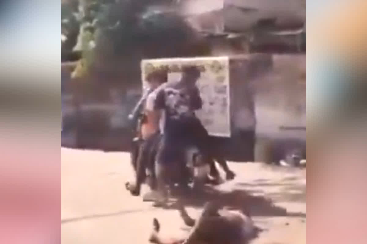 Brutal Assault viral Video : बुलेट पर सवार होकर हैवानियत की हदें पार, सड़क पर बेबस युवक के साथ की तीन युवकों ने की ऐसी दरिंदगी, वीडियो देख दहल जाएगा दिल