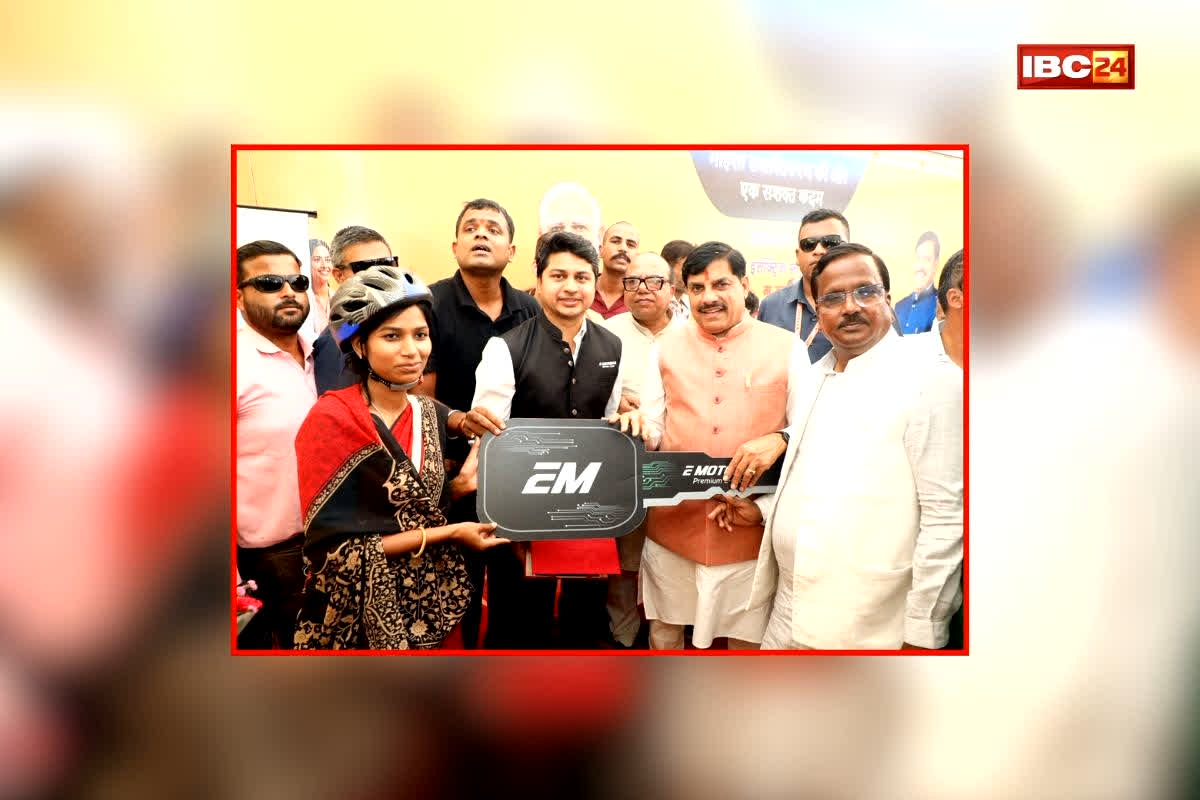 CM Dr. Mohan Yadav News: सीएम डॉ. मोहन यादव ने महिलाओं को दी सौगात, किया ई-साइकिलों का वितरण, कहा- कर्मयोगी बहनों को मिलेगी नई शक्ति