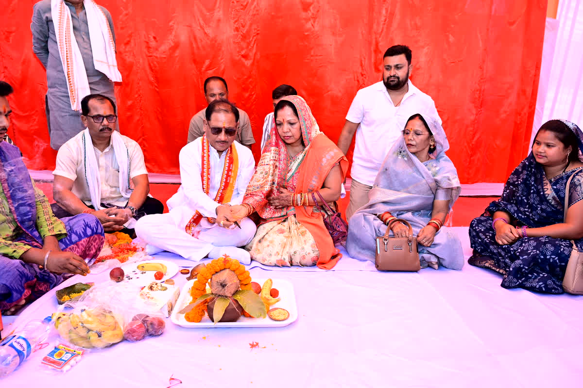 CM Sai Jashpur Visit News: काबिलेश्वर महादेव मंदिर के प्राण प्रतिष्ठा कार्यक्रम में शामिल हुए सीएम विष्णुदेव साय, इस क्षेत्र को दी विकास कार्यों की सौगात