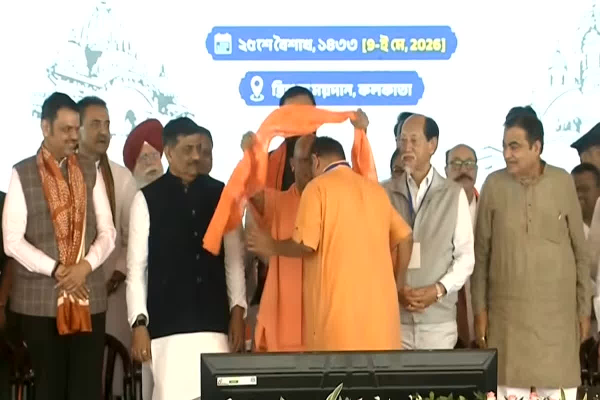 CM Yogi Adityanath News: ‘जन-जन की आकांक्षाओं की होगी पूर्ति’, सीएम योगी ने शुभेंदु अधिकारी को दी शुभकामनाएं, मंच पर पहनाया भगवा अंगवस्त्र